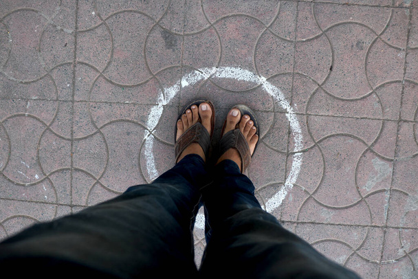 círculo branco é feito durante lock-down na Índia para manter a distância (distância social
)  - Foto, Imagem