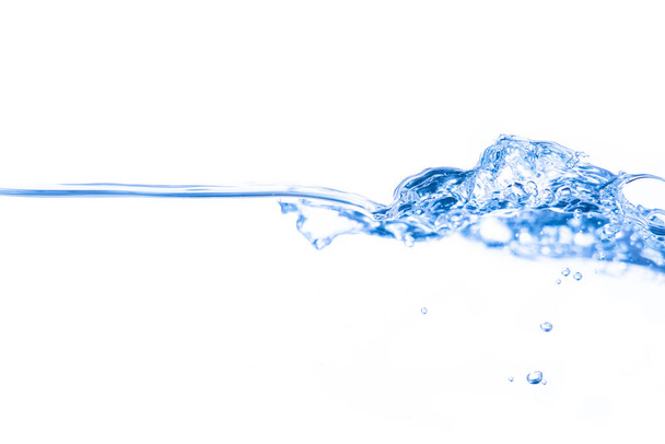 a víz fröccsenés és a levegő buborékok fehér háttér, izolált kép. - Fotó, kép