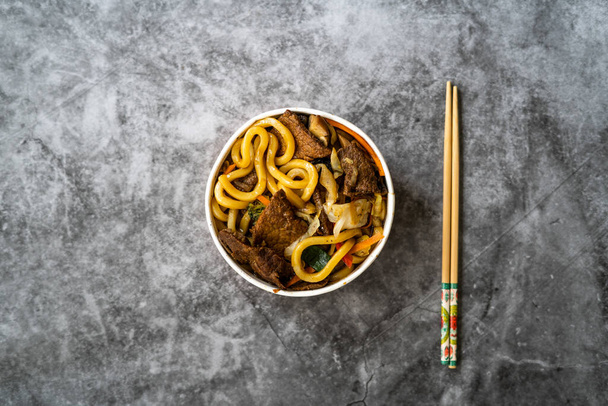 Take Away Asian Style Japanese Udon Noodle Soup with Beef, Mushroom and Vegetables in Plastic Bowl Package / Container. Traditional Fast Food. Ready to Eat. - 写真・画像