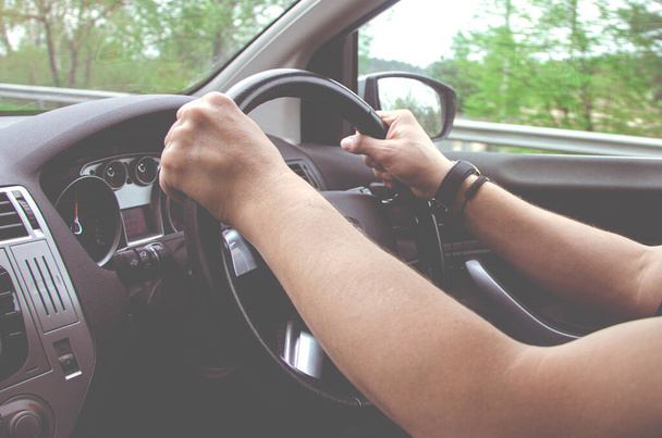 Водіння автомобіля. молодий чоловік керує бізнес машиною. поїздка бізнесмена
 - Фото, зображення