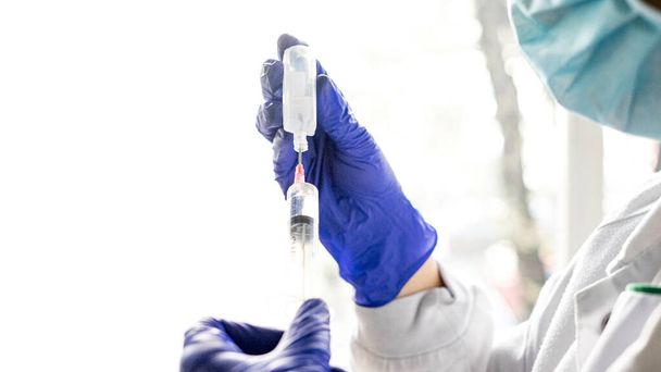 Позбавлення медсестри тримає шприц на білому тлі
 - Фото, зображення