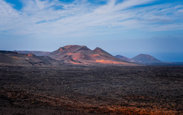 Increíble paisaje volcánico de la isla de Lanzarote, Parque Nacional de Timanfaya, España. octubre 2019
 - Foto, imagen