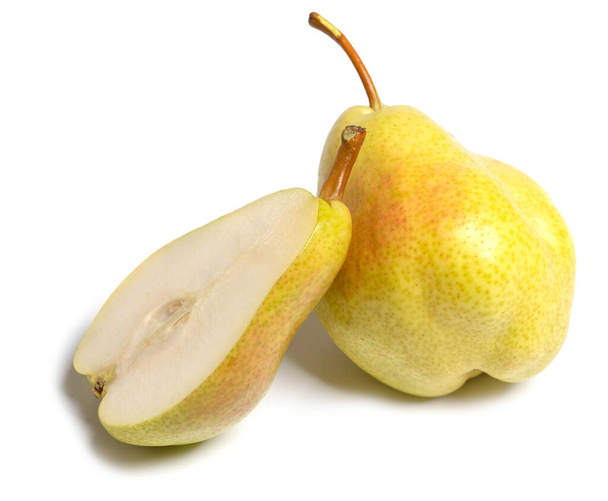 Vereinzelte Birnen. Eineinhalb gelbe Birnenfrüchte isoliert auf weißem Hintergrund - Foto, Bild