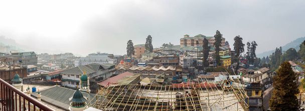 DARJEELING, WEST BENGAL, INDIA - FEB, 27 2013 : Panorama of Darjeeling city covered with fog. - Foto, afbeelding