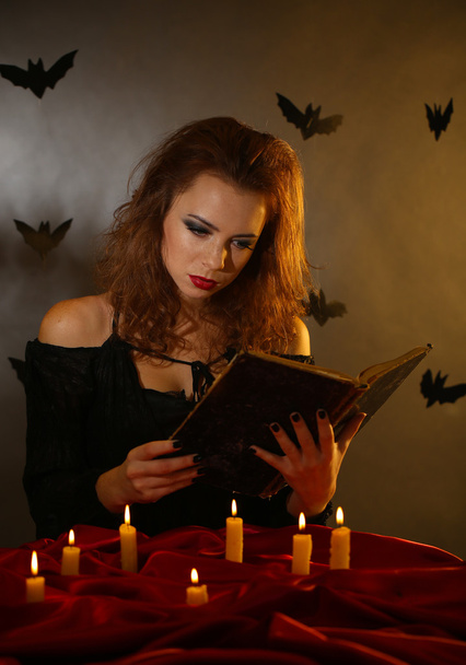 Bruxa de Halloween no fundo escuro
 - Foto, Imagem