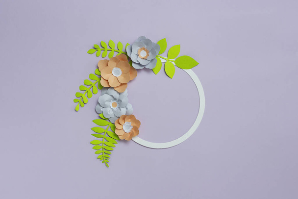 Runder Rahmen mit grauen, braunen Papierblumen auf pastellviolettblauem Hintergrund. Flache Lage, Kopierraum - Foto, Bild