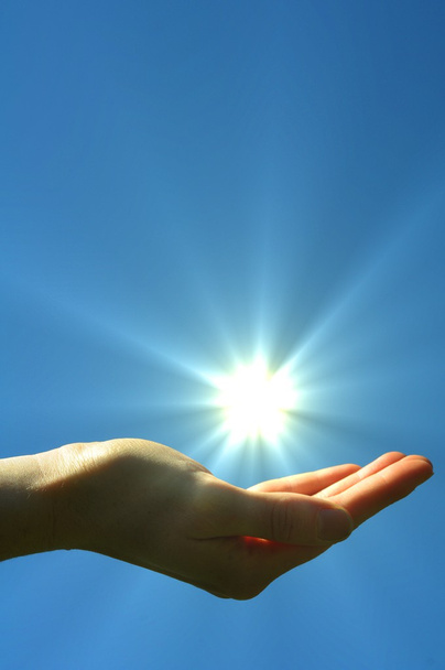 hand zon en blauwe lucht - Foto, afbeelding