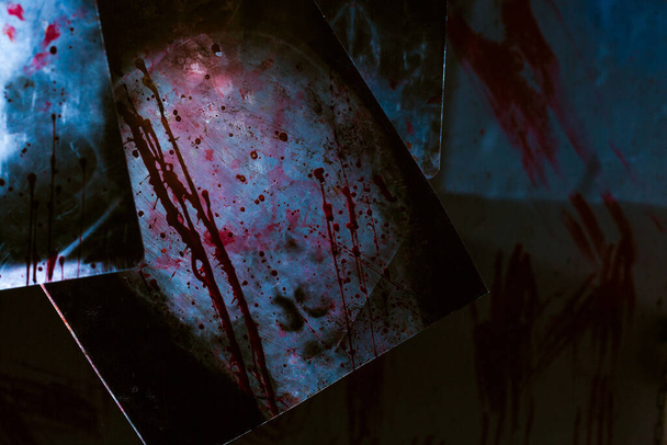 Rayos X sangrientos colgando de una cuerda en un cuarto oscuro. Terrible habitación médico maníaco o asesino
. - Foto, imagen