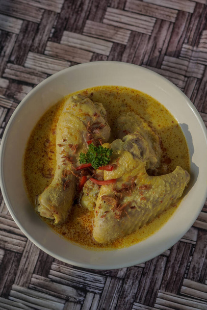 Indonesisch eten: Opor Ayam (Indonesische Curry), Kip gekookt in kokosmelk en kruiden en geserveerd om Idul Fitri / Lebaran te vieren - Foto, afbeelding