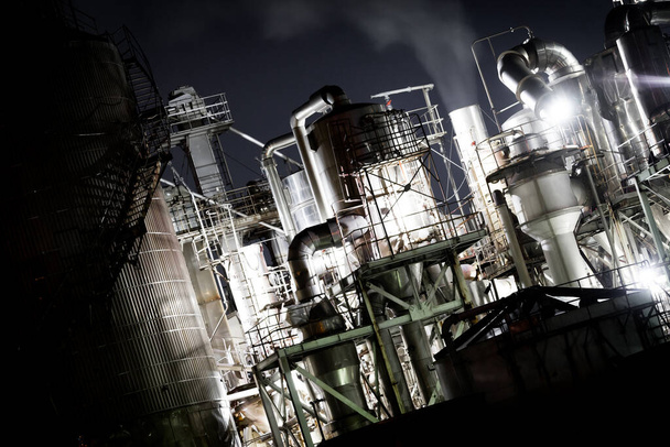 川崎京浜工業地帯の工場夜景 - 写真・画像