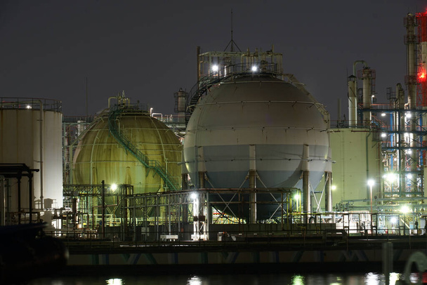 Fabrieksavond uitzicht op Kawasaki Keihin industriegebied - Foto, afbeelding