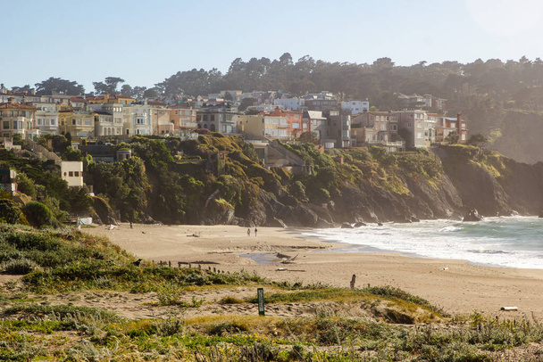Malerischer Blick auf Küstenhäuser an Klippen in der Nähe des Pazifischen Ozeans in San Francisco, Blick vom Baker Beach - Foto, Bild