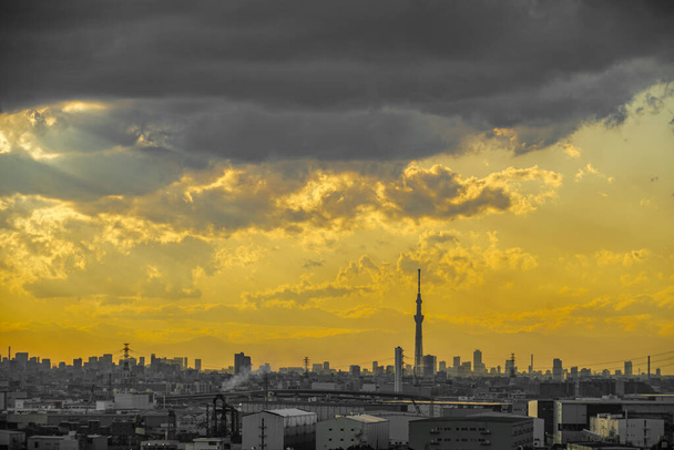 Tokyo Sky Tree και Tokyo Skyline που είναι τυλιγμένο σε λυκόφως - Φωτογραφία, εικόνα