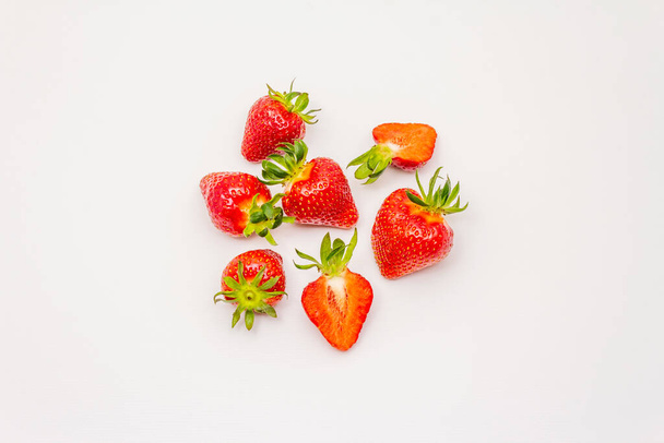 Свиная свежая клубника изолирована на белом фоне. Спелые ягоды фруктов вкусный ингредиент для многих блюд
 - Фото, изображение