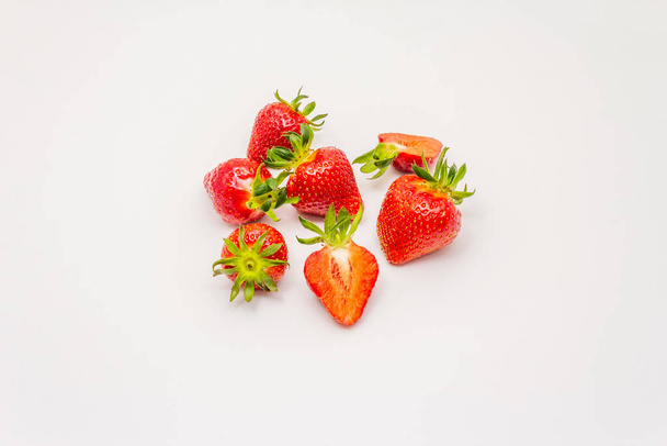 Fresa dulce fresca aislada sobre fondo blanco. Las bayas maduras la fruta el ingrediente sabroso para muchos platos
 - Foto, imagen