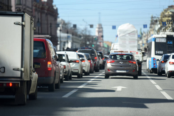Russia, St. Petersburg 04.05.2020 Traffic jams on the streets of the city in the epidemic of coronavirus - Fotografie, Obrázek