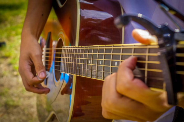 Persona imagen tocar la guitarra
 - Foto, imagen