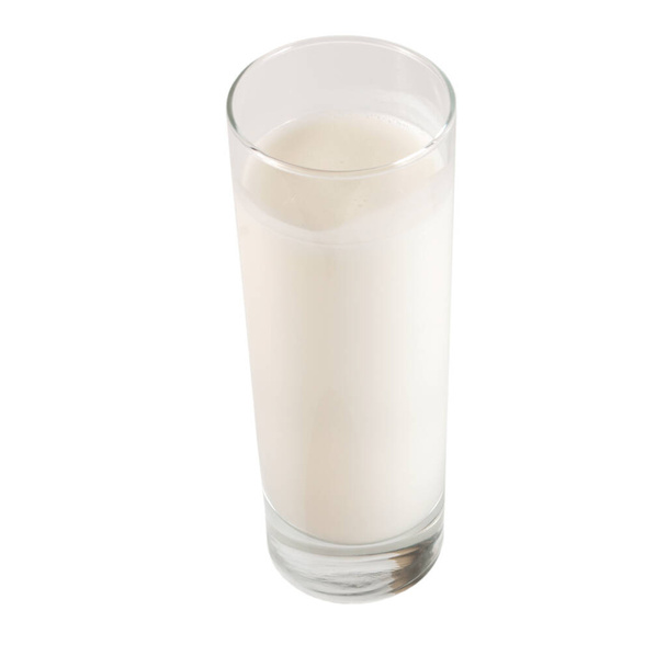 vol glas natuurlijke verse melk koe ontbijt geïsoleerd op witte achtergrond - Foto, afbeelding