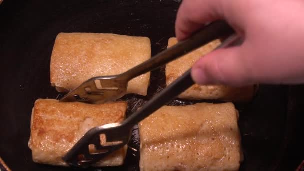 Pfannkuchen mit Füllungen auf einer Pfanne braten. Traditionelle Küche. Pfanne in Flammen - Filmmaterial, Video
