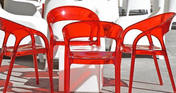 sillas de cubierta de plástico transparente rojo
 - Foto, imagen
