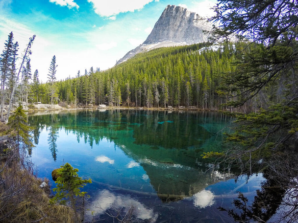グラッシ湖,キャンモア,アルバータ州,カナダ.カナダのロッキー山脈の美しい山の景色と風景. - 写真・画像