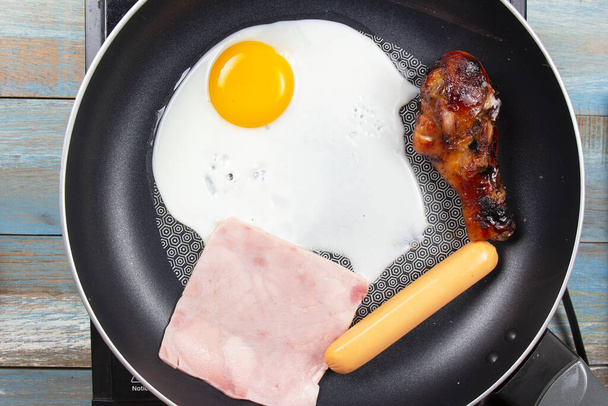 Chef brutzelt Ei, Schinken, Wurst und Hühnchen in der Pfanne / Gebratenes Reiskonzept kochen - Foto, Bild