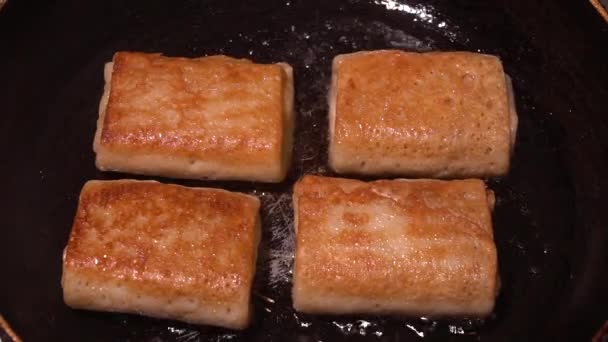 Pfannkuchen mit Füllungen auf einer Pfanne braten. Traditionelle Küche. Pfanne in Flammen - Filmmaterial, Video