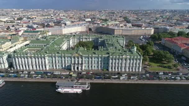 Flug über die Newa in der Nähe von Eremitage, Winterpalast, Admiralität, dem Stadtzentrum von St. Petersburg, Russland, 4k - Filmmaterial, Video