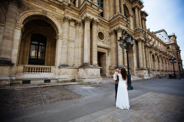Szczęśliwa panna młoda i pan młody cieszący się swoim ślubem w Paryżu - Zdjęcie, obraz