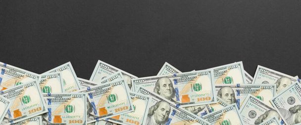 Zobrazit bankovky na barevném stole s prostorem pro kopírování nahoře. 100 dolarové bankovky se stohu peněz uprostřed. Nejlepší pohled na obchodní koncepci. - Fotografie, Obrázek