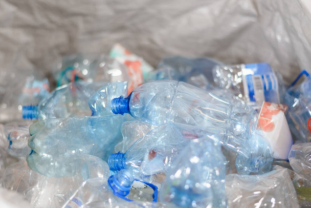 Gesorteerde plastic flessen bij het sorteerstation - Foto, afbeelding