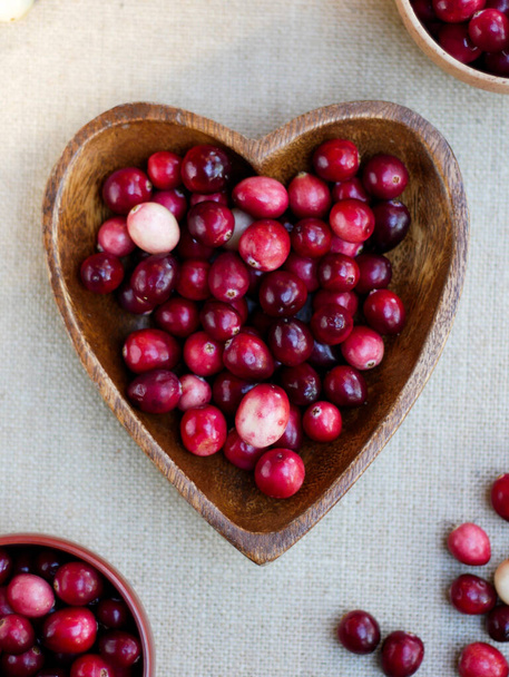 cranberries frescas saudáveis em uma tigela de madeira
  - Foto, Imagem