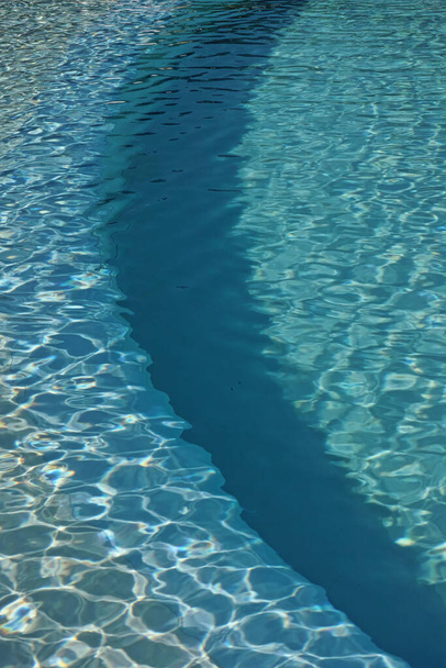 efectos de luz y sombras en una piscina
 - Foto, imagen