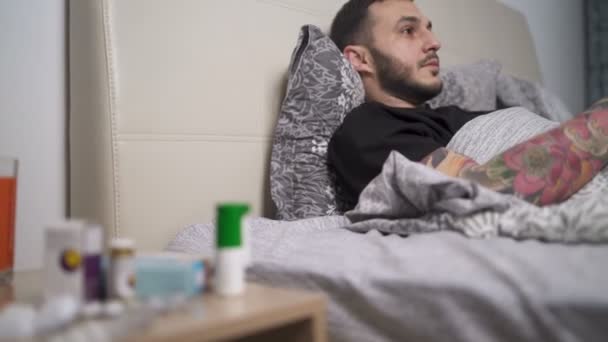 Hombre adicto usando controlador para jugar videojuegos mientras está en cuarentena o aislamiento en casa
 - Imágenes, Vídeo