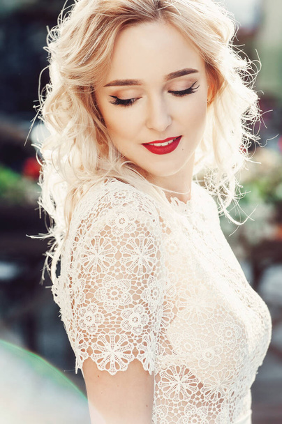 Close-up Portrait of Beautiful Happy Smilling Curly Blond Hair Bride. Fashion Dress and MakeUp with Red Lips. - Foto, afbeelding