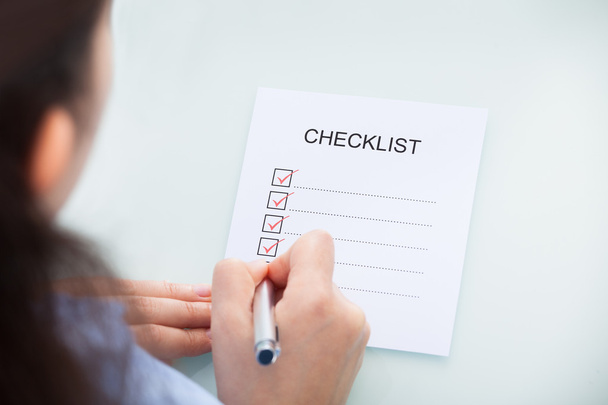 Businesswoman Marking On Checklist - Foto, Bild