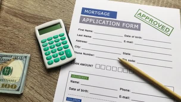 Formulario de solicitud de hipoteca en una mesa de madera - Imágenes, Vídeo