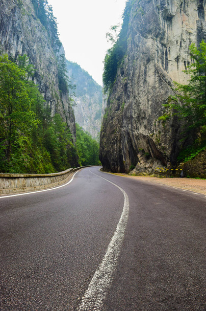 Bicaz Gorge carretera en Rumania, es uno de los paseos más espectaculares del país, ubicación en la montaña de los Cárpatos. Los altos acantilados del barranco están divididos por el río Bicaz
. - Foto, Imagen
