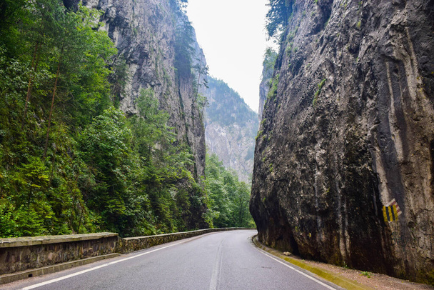 ルーマニアのビカズ渓谷の道路は、カルパチアの山の中で最も壮大なドライブの一つです。峡谷の高い崖は山の川Bicazによって分割されます。. - 写真・画像