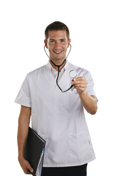 Jeune médecin homme montrant le stéthoscope. Isolé
. - Photo, image