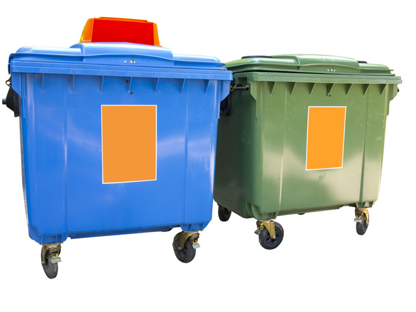 Нові барвисті пластикові сміттєві контейнери ізольовані над білим
 - Фото, зображення