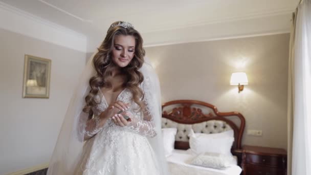 結婚式の豪華なドレス、ベールで美しく、美しい花嫁。挙式花束を手に - 映像、動画
