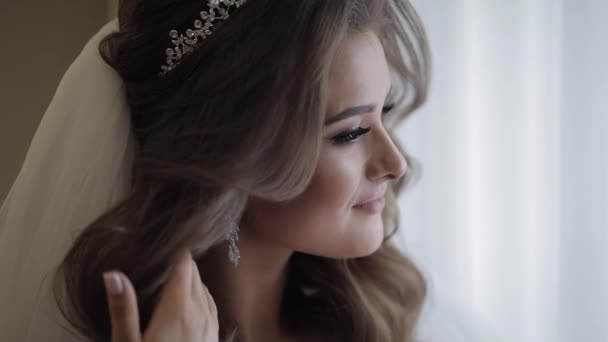 Schöne und liebliche Braut in Abendkleid und Schleier. Hochzeitsvorbereitung - Filmmaterial, Video