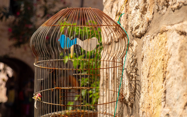 Madárketrec mesterséges madarakkal Horvátország óvárosában - Fotó, kép