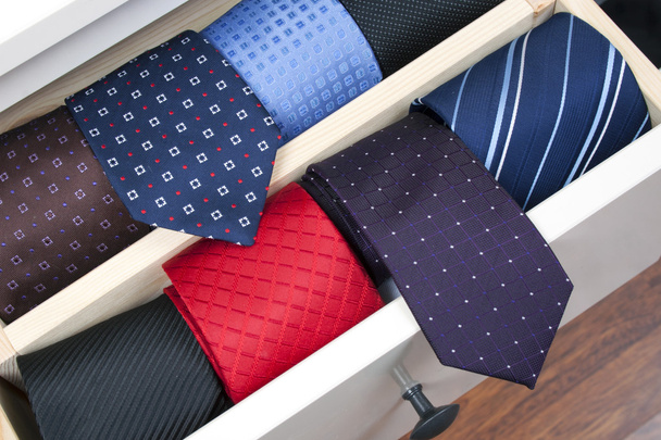 Cravates en boîte en bois
 - Photo, image