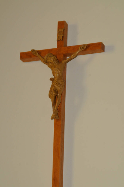 houten Jezus Christus figuur opknoping aan een kruis in het gebouw - Foto, afbeelding