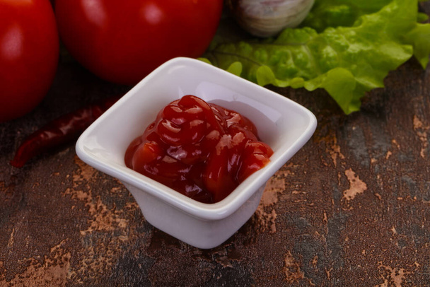 Salsa al ketchup di pomodoro servita pepe e aglio - Foto, immagini