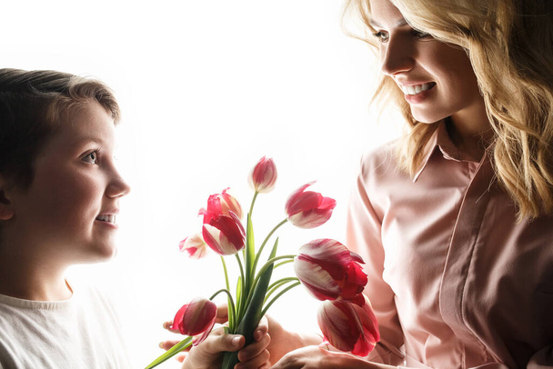 Nő és gyermek egy csokor tulipánnal - Fotó, kép