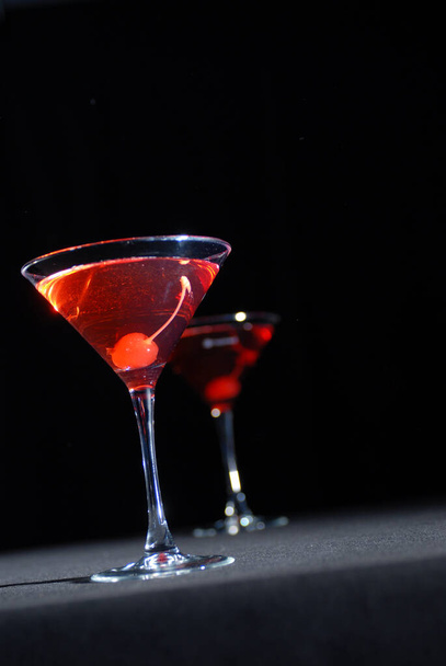 Rote Kirsche Cocktail im hohen Martini-Glas - Foto, Bild