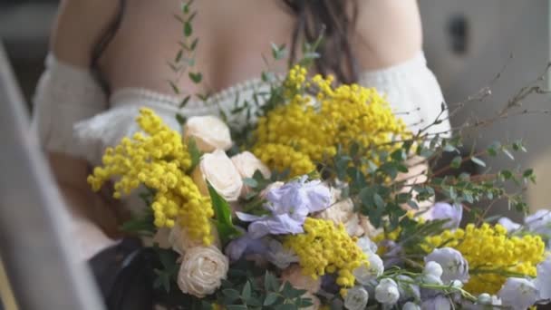 girl with a bouquet of flowers - Felvétel, videó